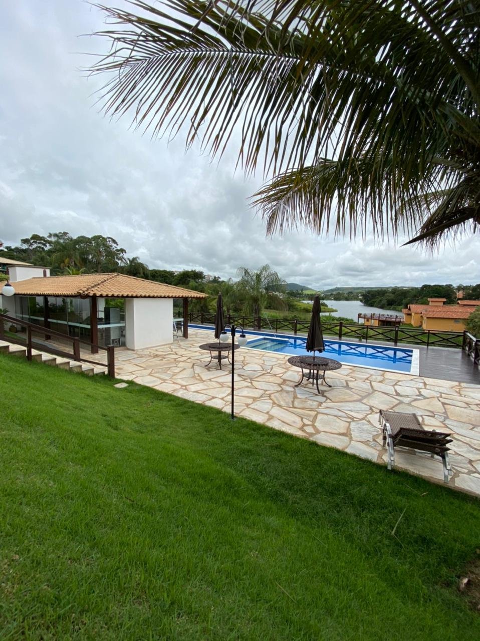 Casa 8 Suítes todas com Ar Condicionado Ótima Localização em Escarpas